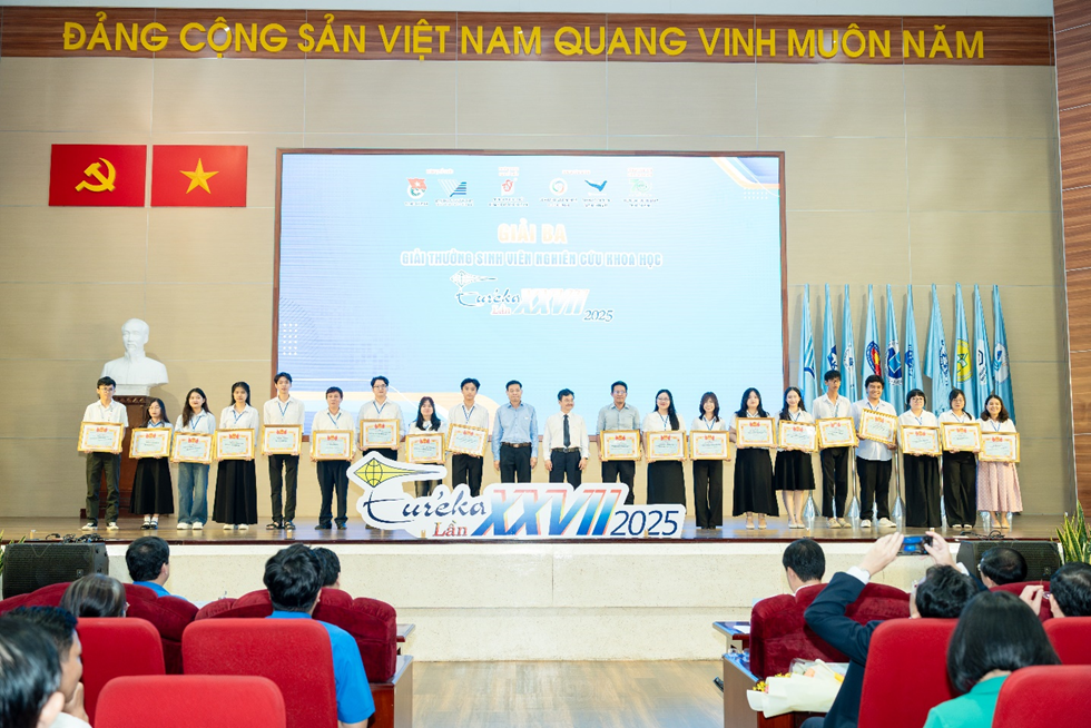 HUIT tiếp tục ghi dấu ấn nghiên cứu khoa học tại Lễ Tổng kết Giải thưởng Sinh viên nghiên cứu khoa học - Euréka lần thứ 27 năm 2025