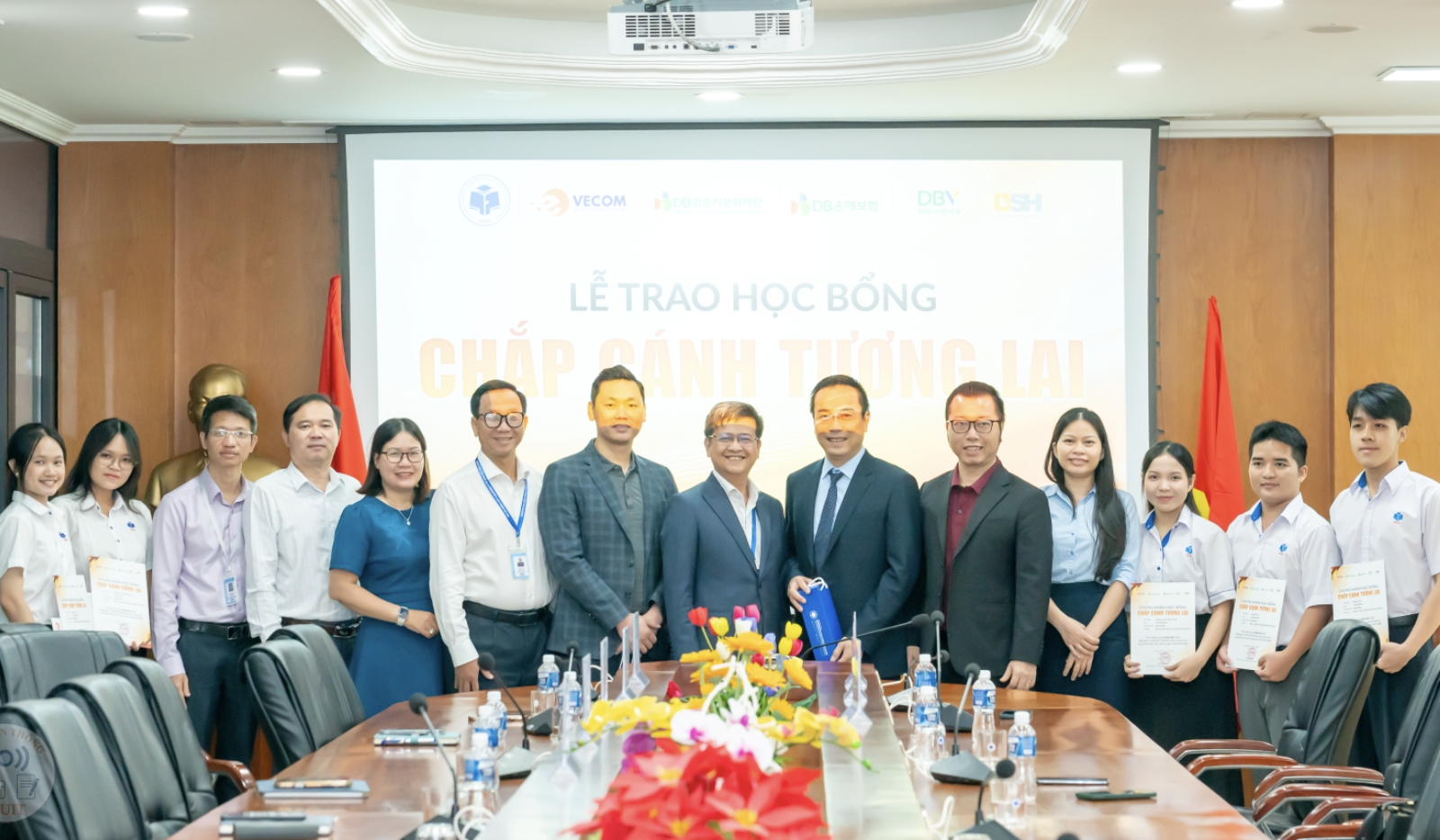 HUIT và Hiệp hội Thương mại Điện tử Việt Nam thắt chặt hợp tác, trao học bổng tiếp sức sinh viên
